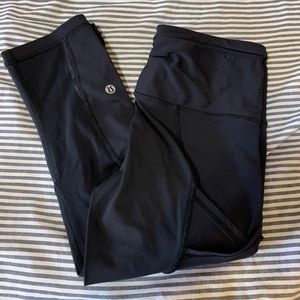 Black lululemon crop pants